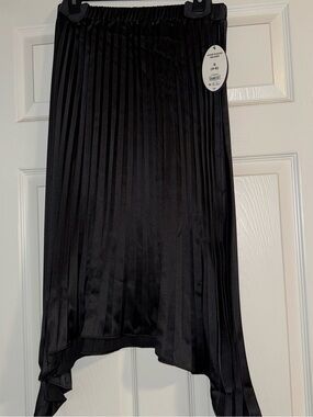 Black Pleated High-Low Skirt